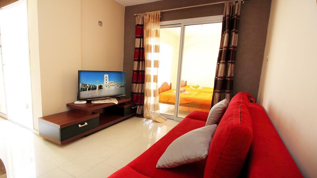 Panikos Beach Apartment I Larnaca Extérieur photo