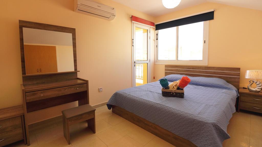 Panikos Beach Apartment I Larnaca Extérieur photo